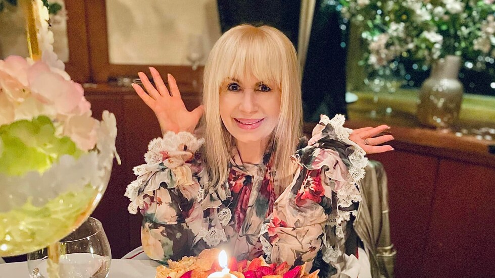 Лили Иванова празнува рожден ден с приятели, изобилие от цветя и разкошна торта (СНИМКИ)