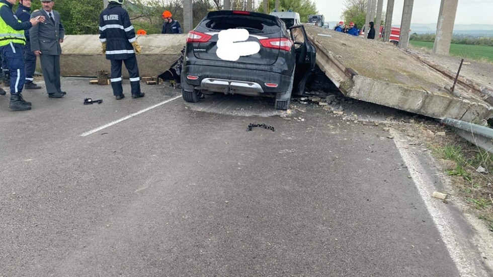 Железобетонна конструкция падна върху кола в Девня