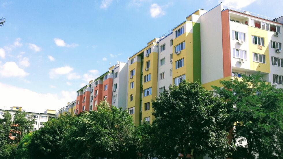 Евростат: Българите живеят в пренаселени жилища с големи жилищни разходи