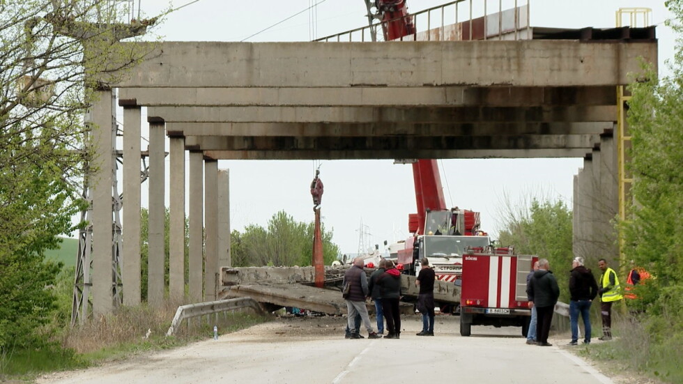 Разследват инцидента, при който бетонно съоръжение падна и затисна кола край Девня