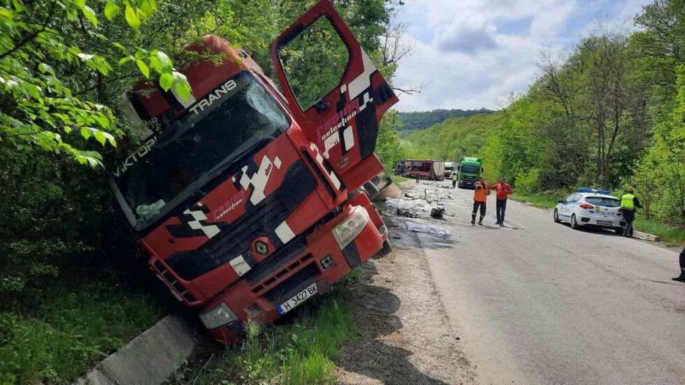 Катастрофа с четири камиона затрудни движението през Ришкия проход