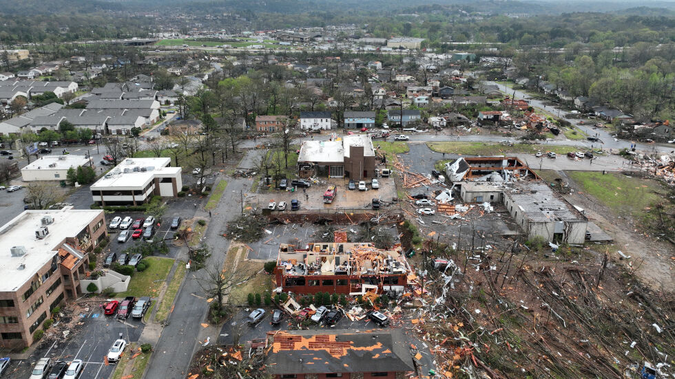 Покрив на театър падна върху хора: 9 станаха жертвите на торнадата в САЩ