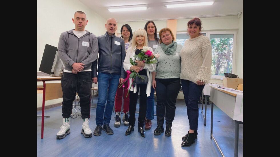 Посрещнаха Лили Иванова с цветя в избирателната секция