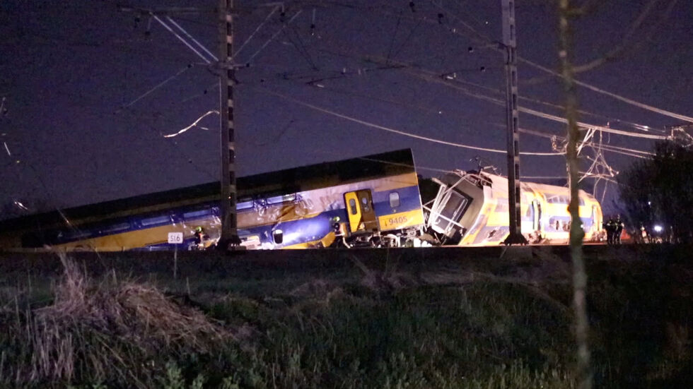 Пътнически влак е дерайлирал в Нидерландия