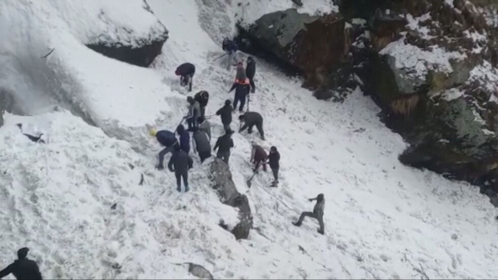 Лавина уби 7 души в Хималаите (ВИДЕО)