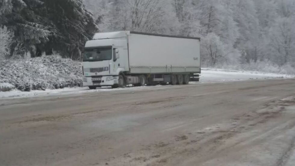 Сняг през април: Има ли проблеми при преминаването на прохода Петрохан?
