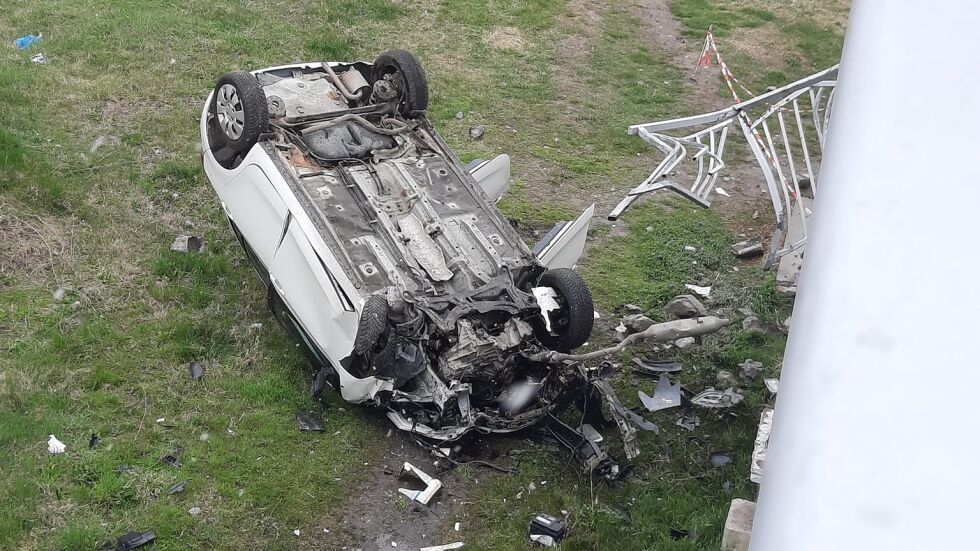 Кола падна по таван от мост при Околовръстното в София (СНИМКИ)
