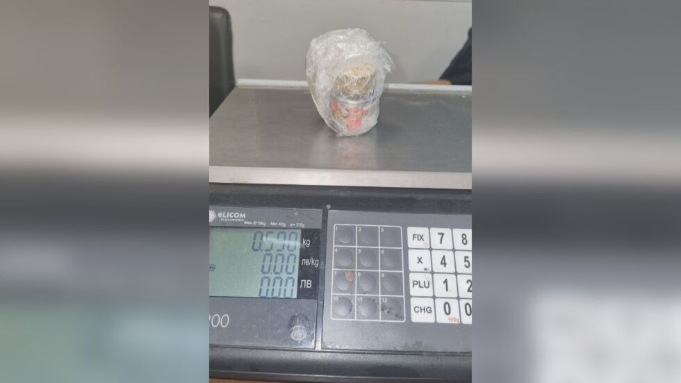  Токсично вещество в джоб на яке: Откриха над половин кг живак в водач на тир 