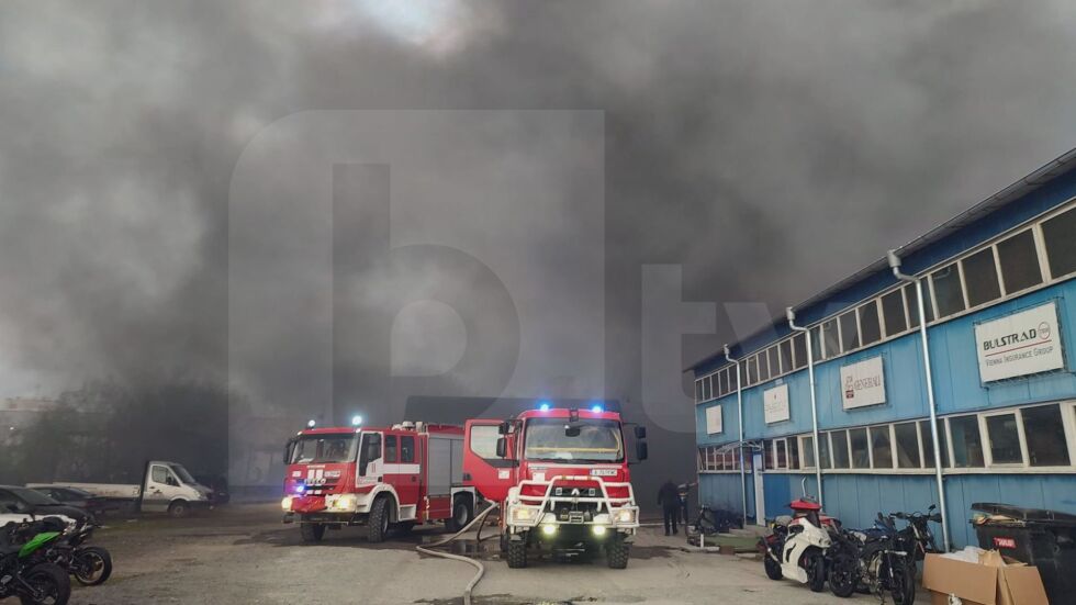 Голям пожар избухна в автосервиз в Бургас, има обгазени (ВИДЕО)