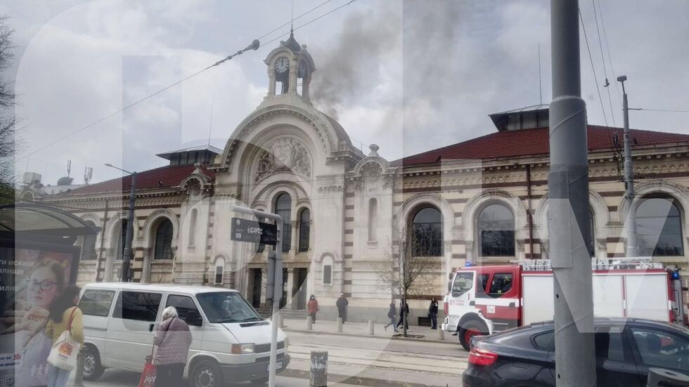 Само по bTV: Нов пожар в София, този път в Халите (СНИМКИ и ВИДЕО)