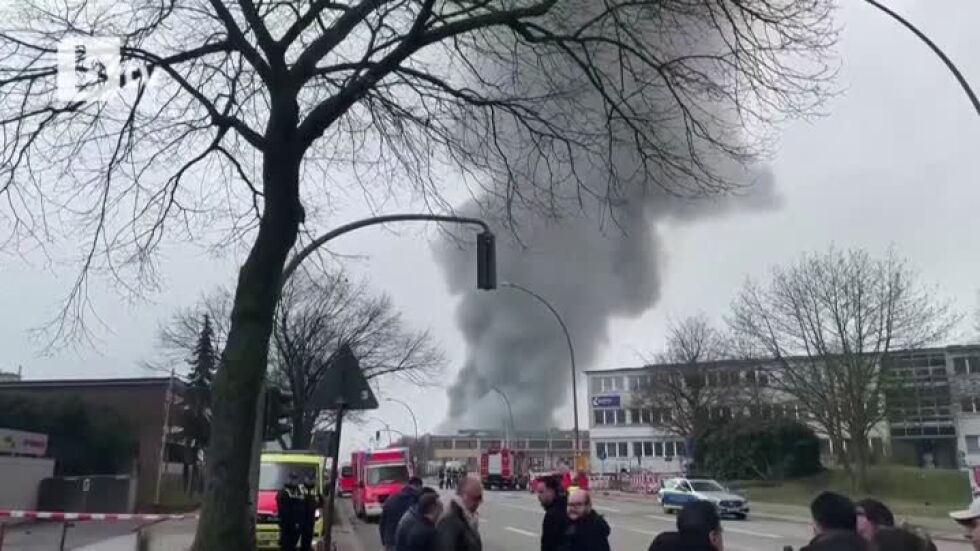 Пожар в Хамбург: Предупредиха хората за химическо замърсяване на въздуха (ВИДЕО)