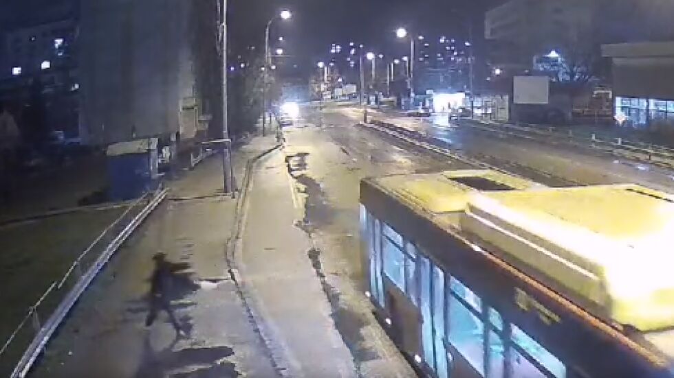 Вандалски акт: Мъж хвърли камък по автобус в Перник (ВИДЕО)
