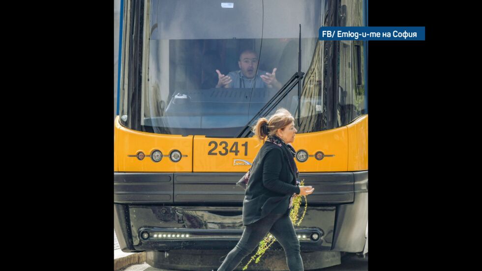 Хитовата снимка с жената пред трамвая на Цветница: Само пред bTV говори ватманът
