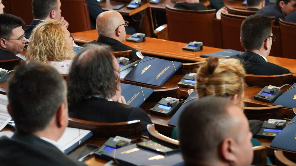 Часове до гласуването в парламента на кабинета „Денков-Габриел“
