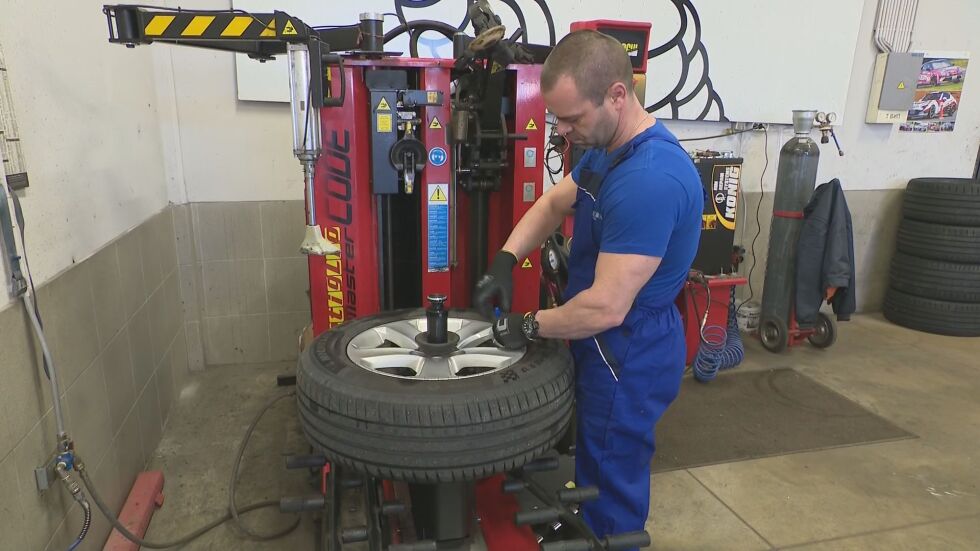  Смяна на гумите: Как да подготвим колата преди дългото пътешестване? 