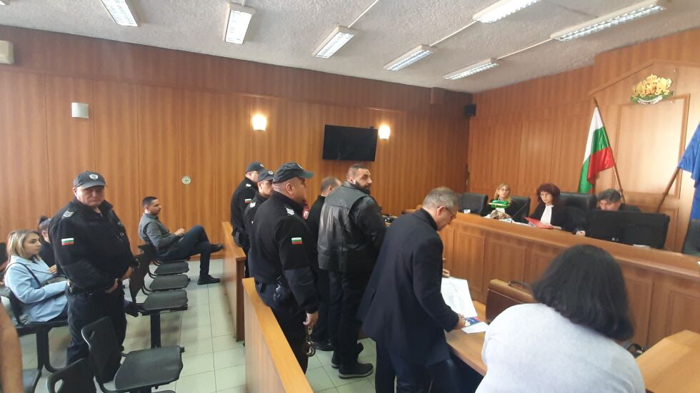Съдът остави в ареста Куката, Чеченеца и Емили