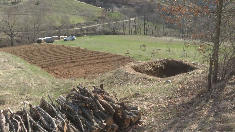 Семейство в Смолянско откри хилядолетна гробница, докато копае нивата си (ВИДЕО)