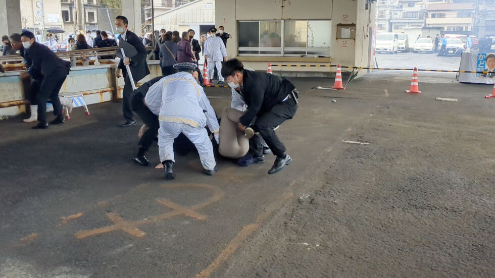 Хвърлиха бомбичка по японския премиер на предизборен митинг