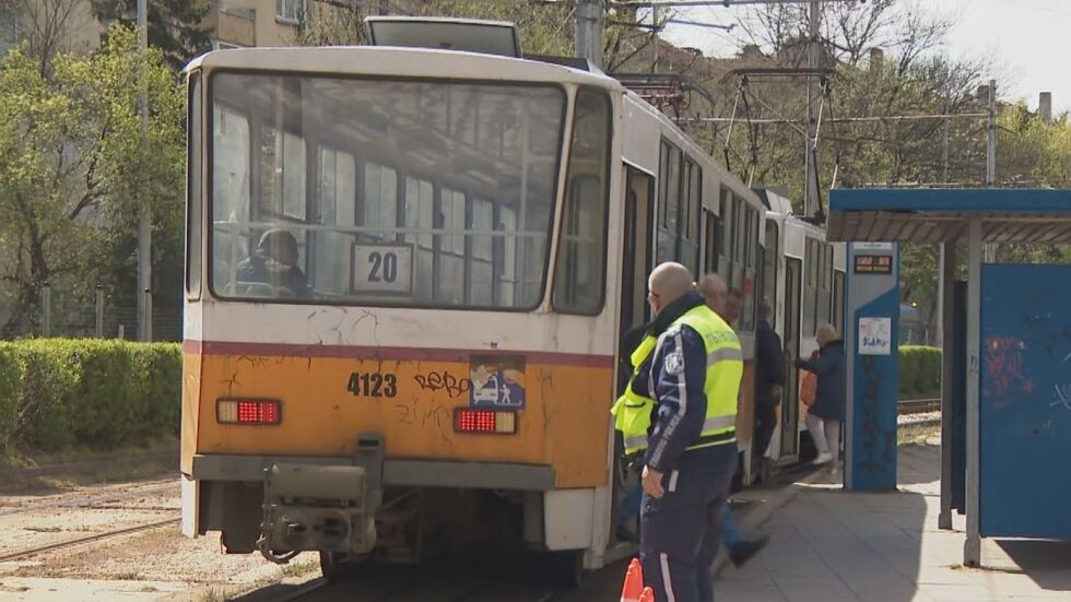 80-годишна жена беше влачена от трамвай в София