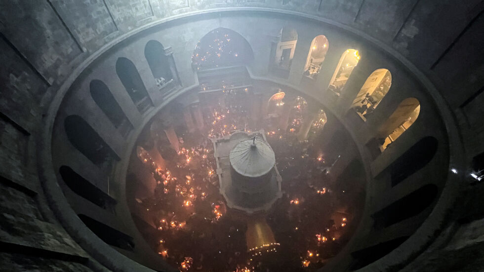 Благодатният огън слезе в Йерусалим (ВИДЕО И СНИМКИ)