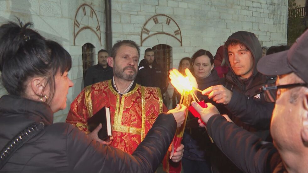 Стотици вярващи посрещнаха Възкресение в Бачковския манастир