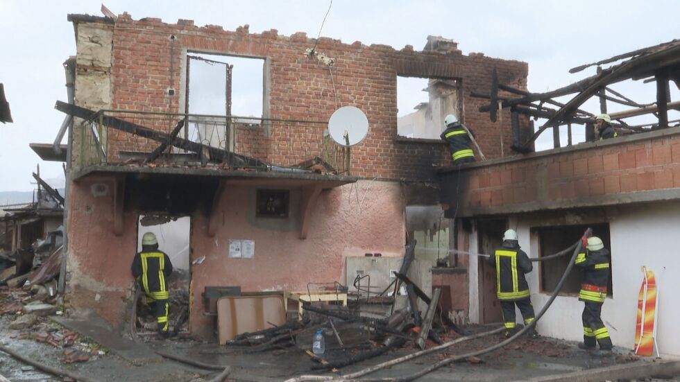 Трагичен инцидент: Майки и син загинаха при пожар, изгорели са две къщи с пристройки (ОБЗОР)