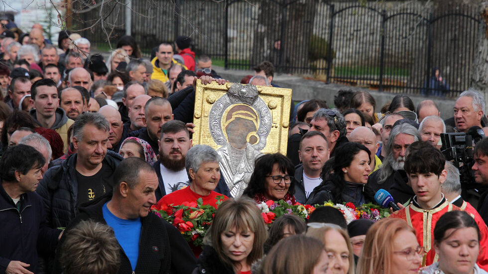 С надежда за чудо: Вярващи участваха в литийно шествие с иконата на Св. Богородица