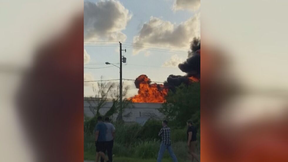 Цистерна с гориво експлодира на магистрала в Тексас, има загинал (ВИДЕО)