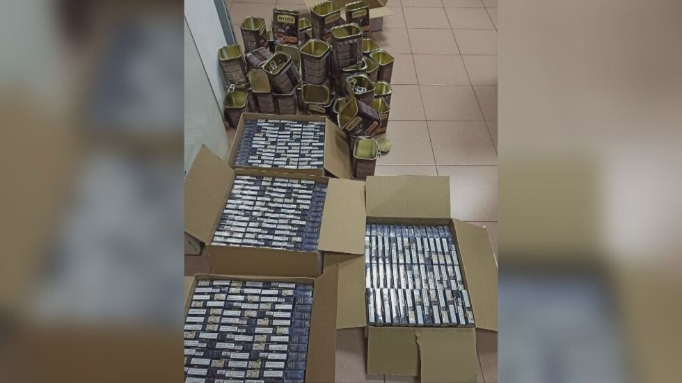 Заловиха 210 кутии контрабандни цигари в консерви с кучешка храна