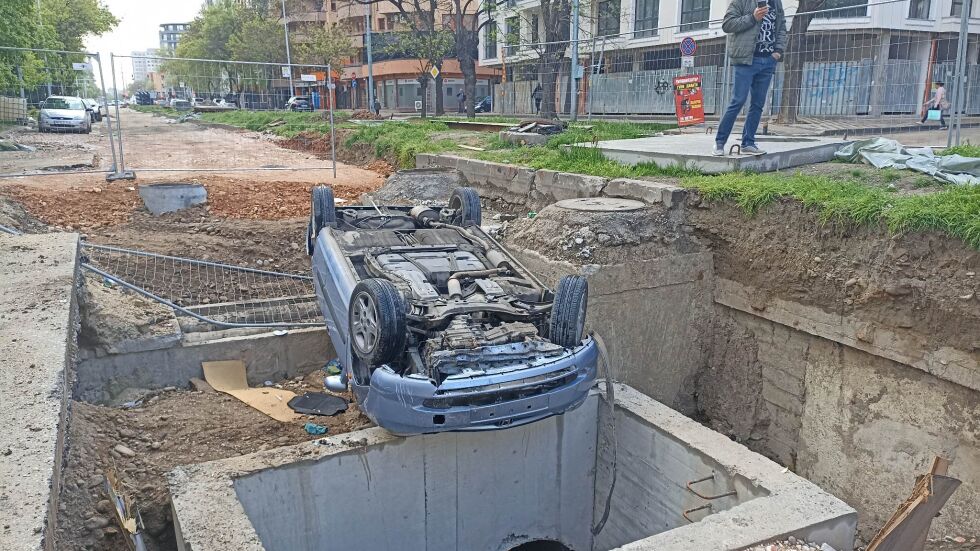След гонка с полицията: Пиян шофьор обърна колата си по таван в изкоп в Пловдив (СНИМКИ)