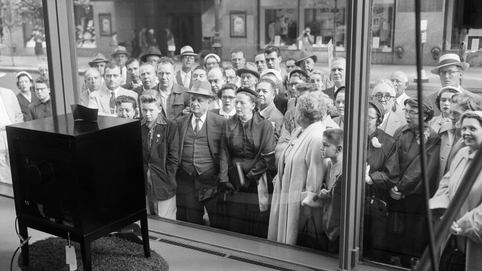 Магията на малкия екран: Коронацията на Елизабет II и как се превърна в първото мащабно събитие по ТВ?