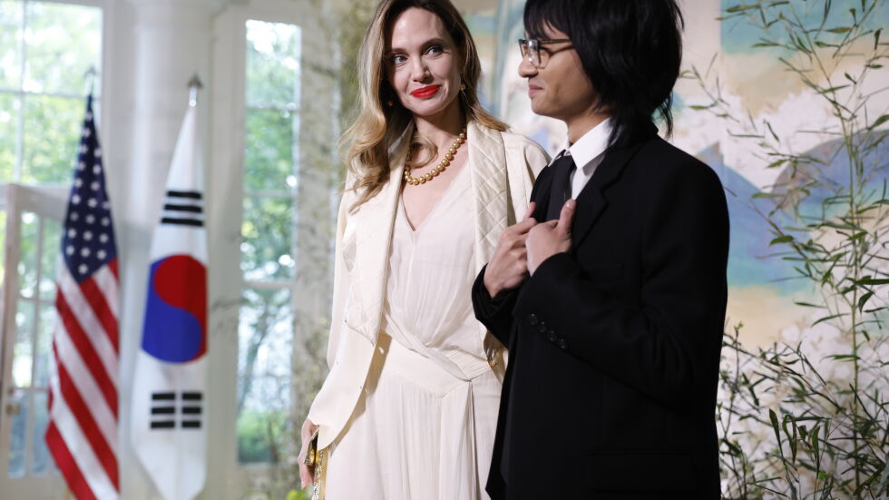 Изцяло в бяло в Белия дом: Харесахме визията на Анджелина Джоли