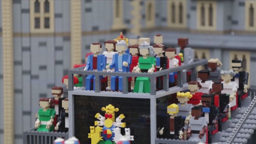 Коронацията на Чарлз III… но от лего: Хиляди блокчета пресъздават сцената (ВИДЕО)