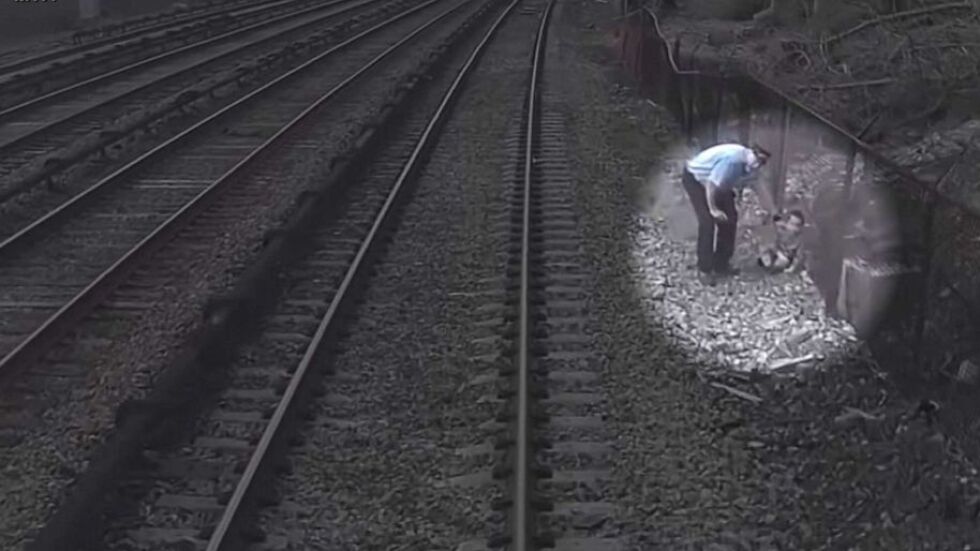 Със 112 км/час: Мъж спря влак, за да спаси 3-годишно дете, изгубено на релсите (ВИДЕО)
