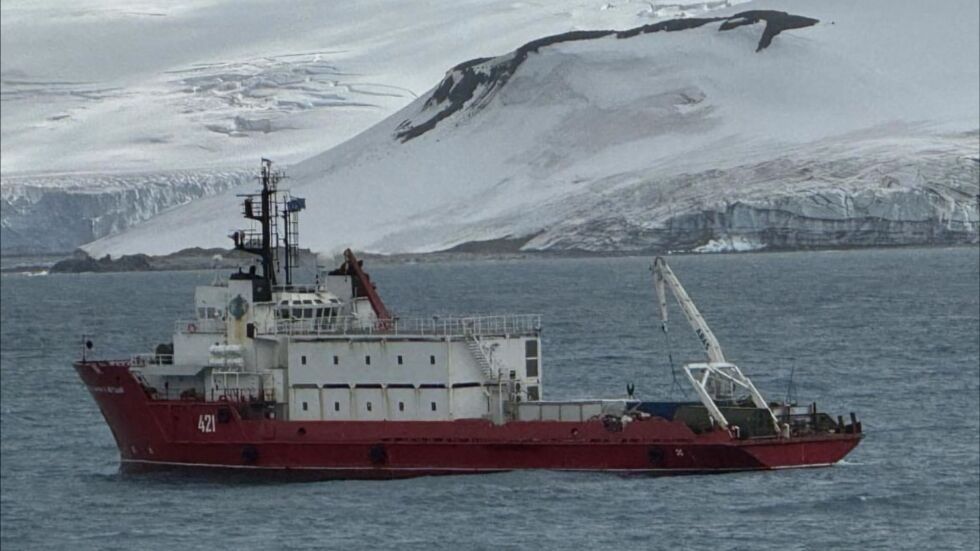  До Антарктида и обратно: Българският транспортен съд е минал над 10 000 морски благи в най-опасните води 