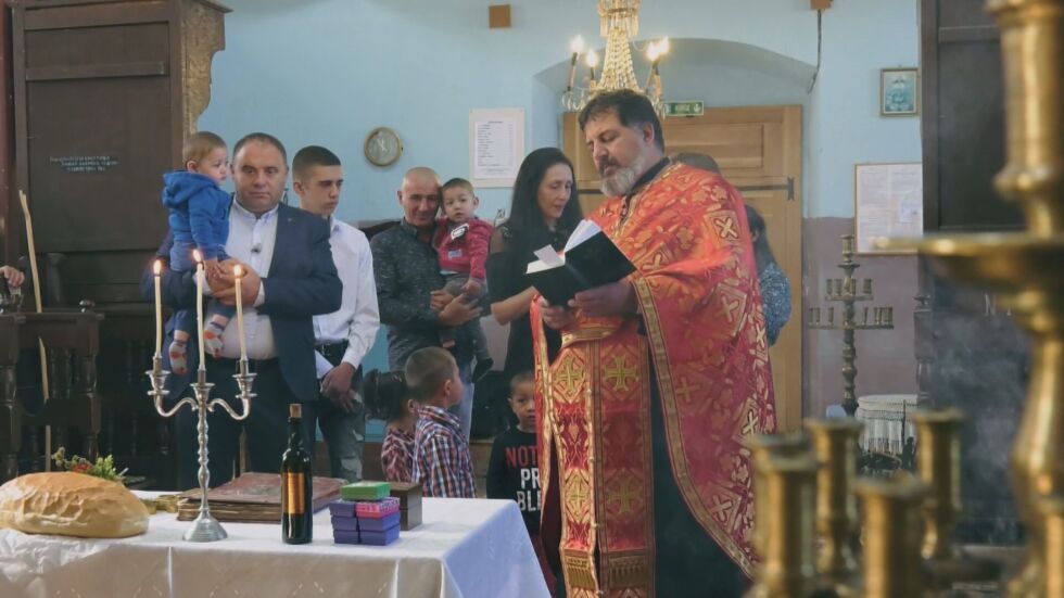  „ Бригада нов дом “: Християнско семейство съумя да кръсти 7 от децата си по едно и също време и да заживее в преобразения си дом 