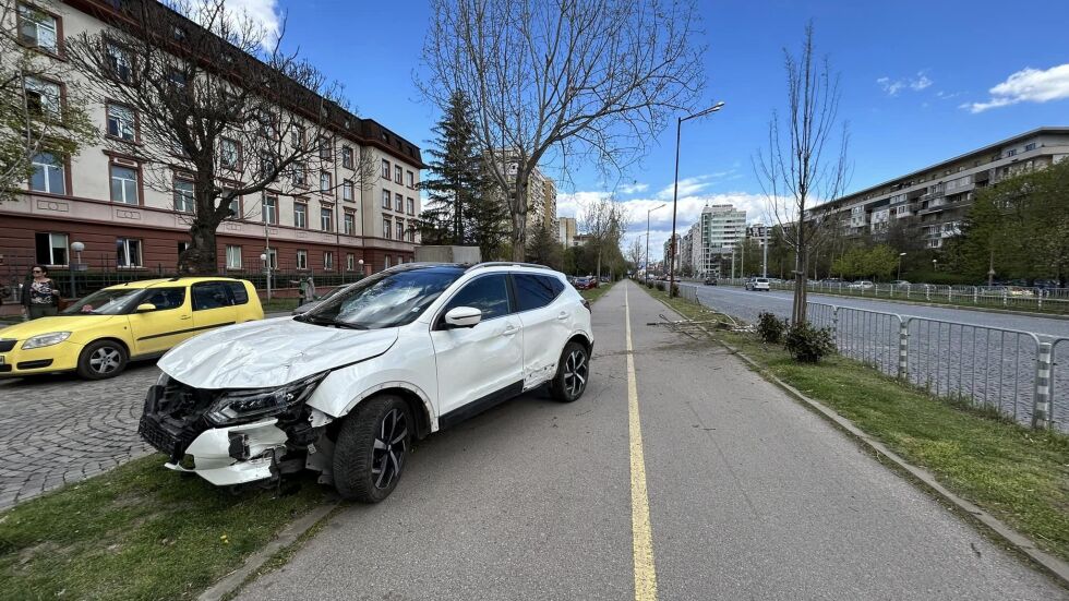 Дипломатическа кола отнесе ограда пред Софийския районен съд (СНИМКИ)
