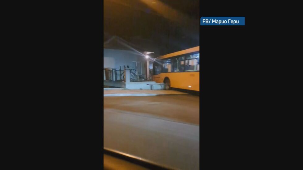 Автобус на градския транспорт се заби в ограда на къща в София (ВИДЕО)