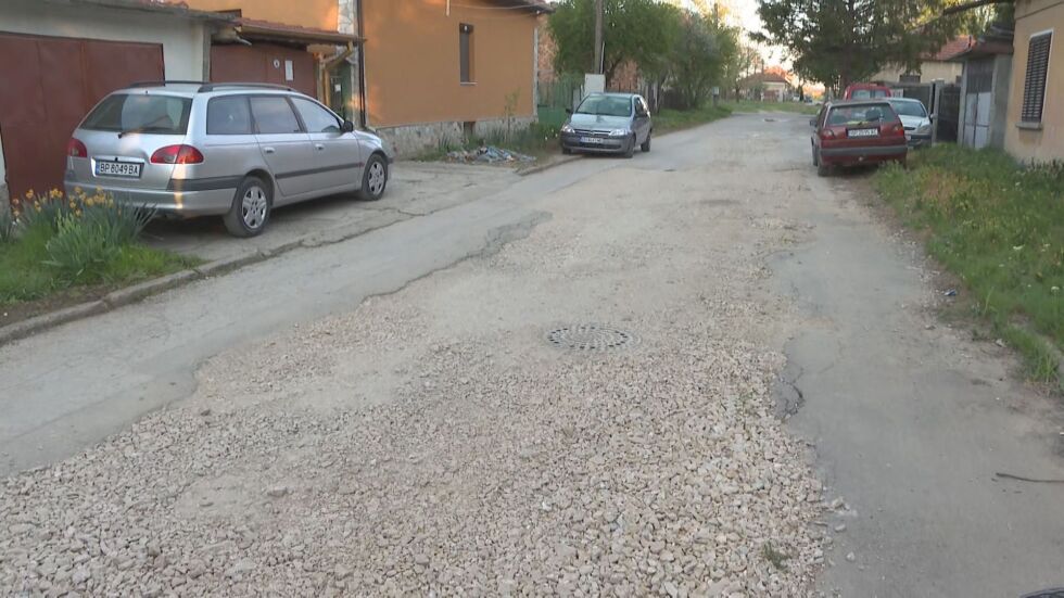 След проект за канализация: Пропаднали улици и тротоари в Бяла Слатина 