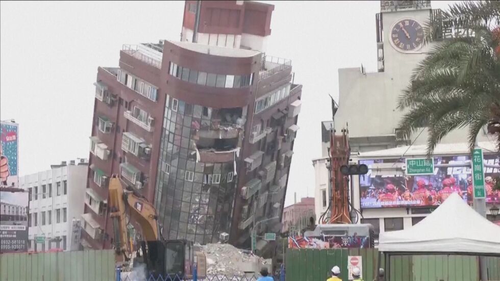 Събарят наклонена сграда след мощния трус в Тайван (ВИДЕО)