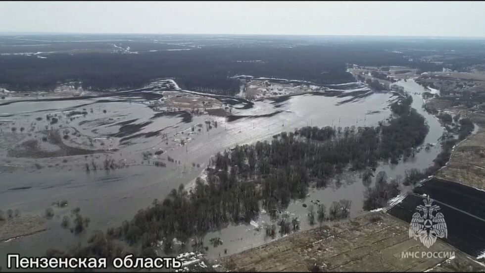 Евакуация в Русия, след като язовирна стена се скъса и причини наводнения