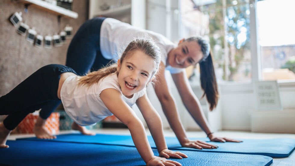 Международен ден на детската йога + 5 упражнения, които да правите заедно с децата (СНИМКИ)