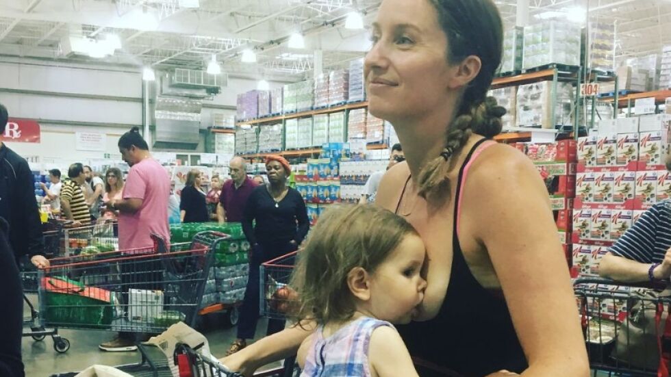 Снимка на жена, която кърми в магазин, предизвика лавина от коментари. Отговори им необичайно
