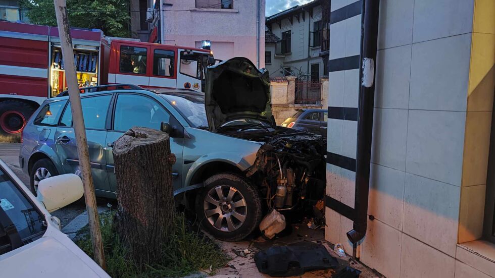  Кола се заби във входа на книжарница в Шумен (СНИМКИ) 