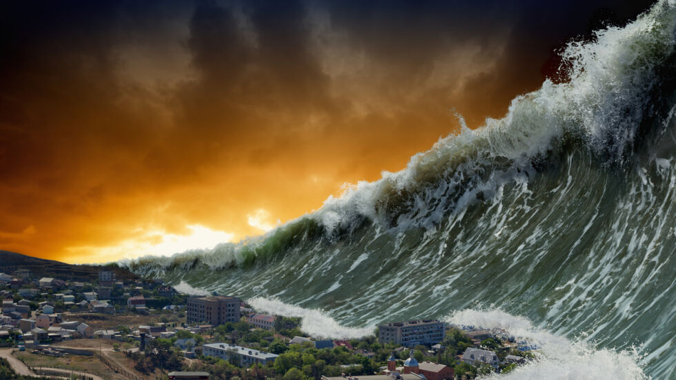 Индонезия с най-високо ниво на тревога и предупреждение за цунами