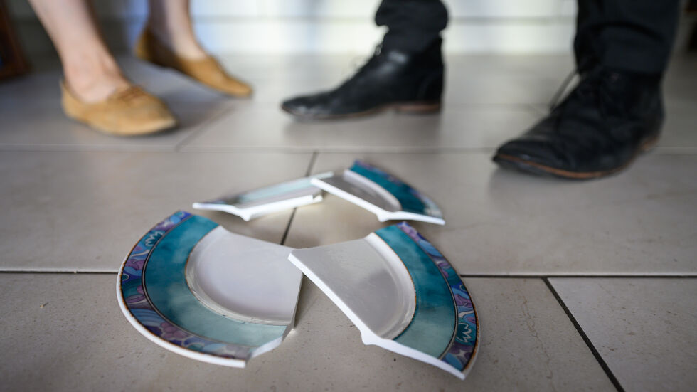  Жена е с порезни рани, откакто мъжът ѝ я замери с порцеланова паница 