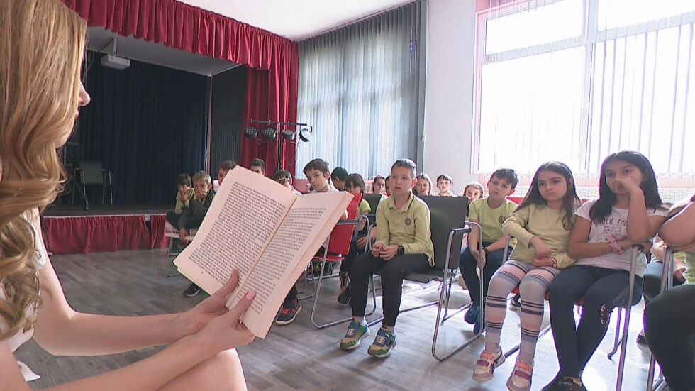 „Походът на книгите“: Известни българи четат на ученици в цялата страна