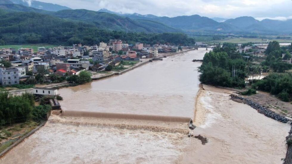  Силни стихии и наводнения в Китай, евакуирани са десетки хиляди (ВИДЕО) 