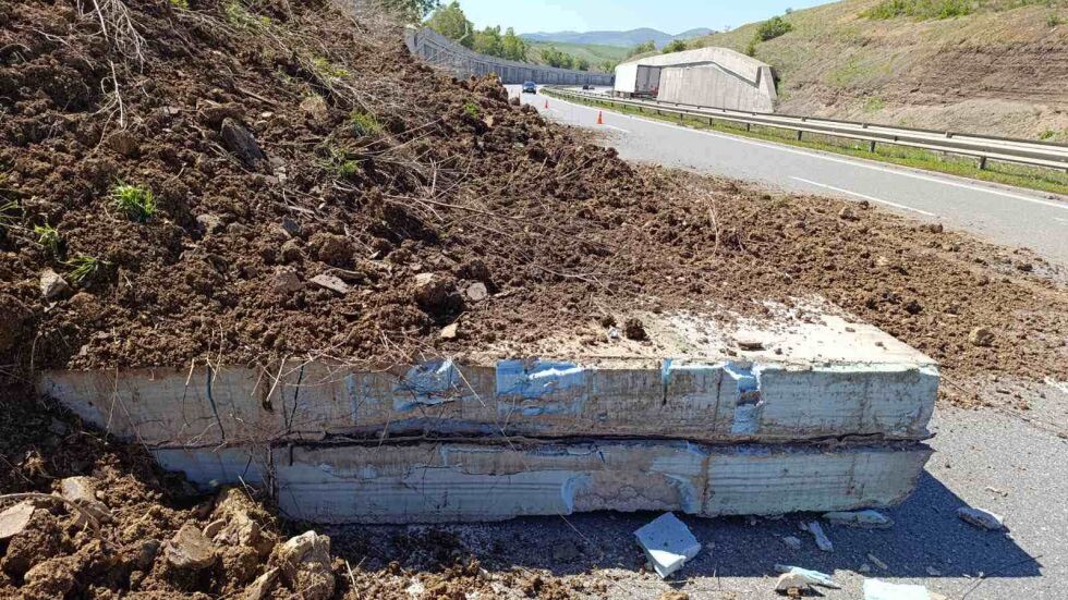  Подпорна стена се срути на Автомагистрала „ Струма 