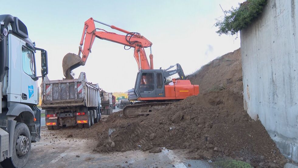  Продължава разчистването на Автомагистрала „ Струма “ след сриването на стена 